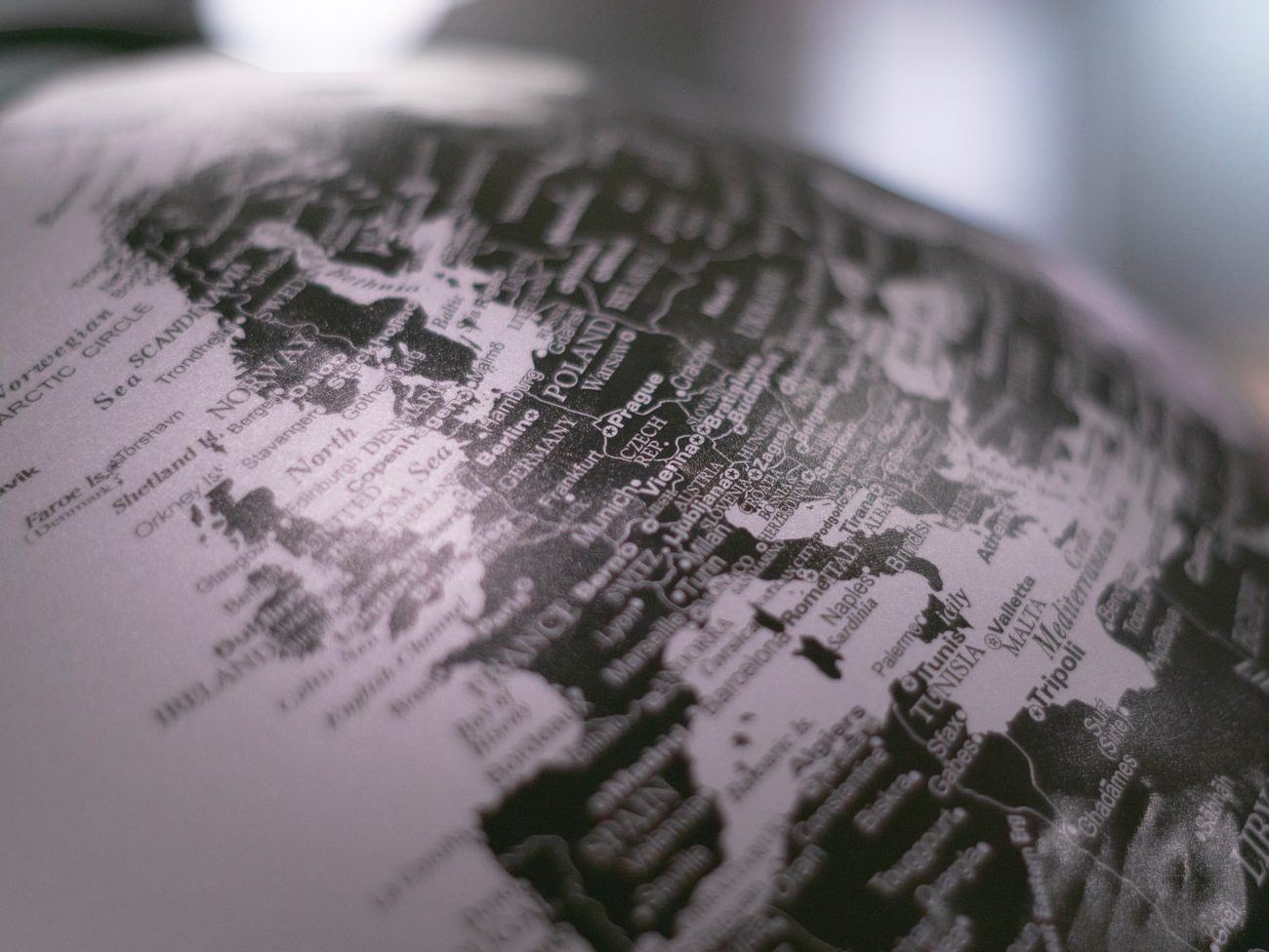 Photo par Krzysztof Hepner grayscale photo of desk globe